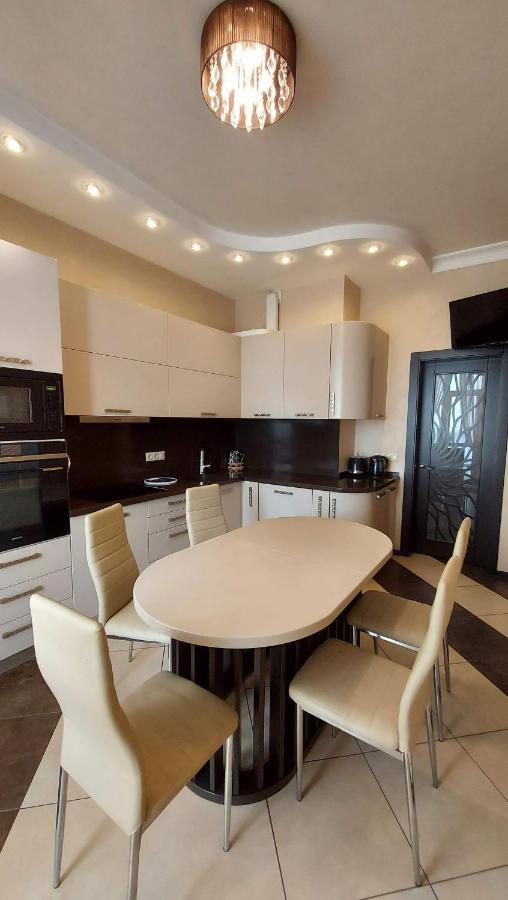 Просторі Апартаменти Kyiv Exterior photo